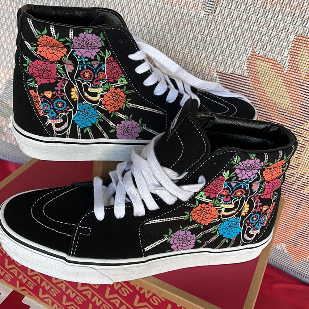 Vans Sk8-Hi
Dia De Los Muertos Black/
VNOA7Q5NBMW
Men’s sneakers - Picture 11 of 16